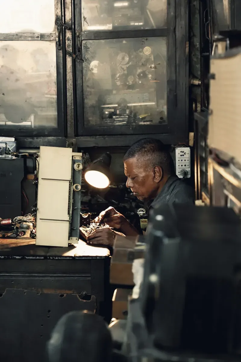 A technician at the repair bench (sample photo)
