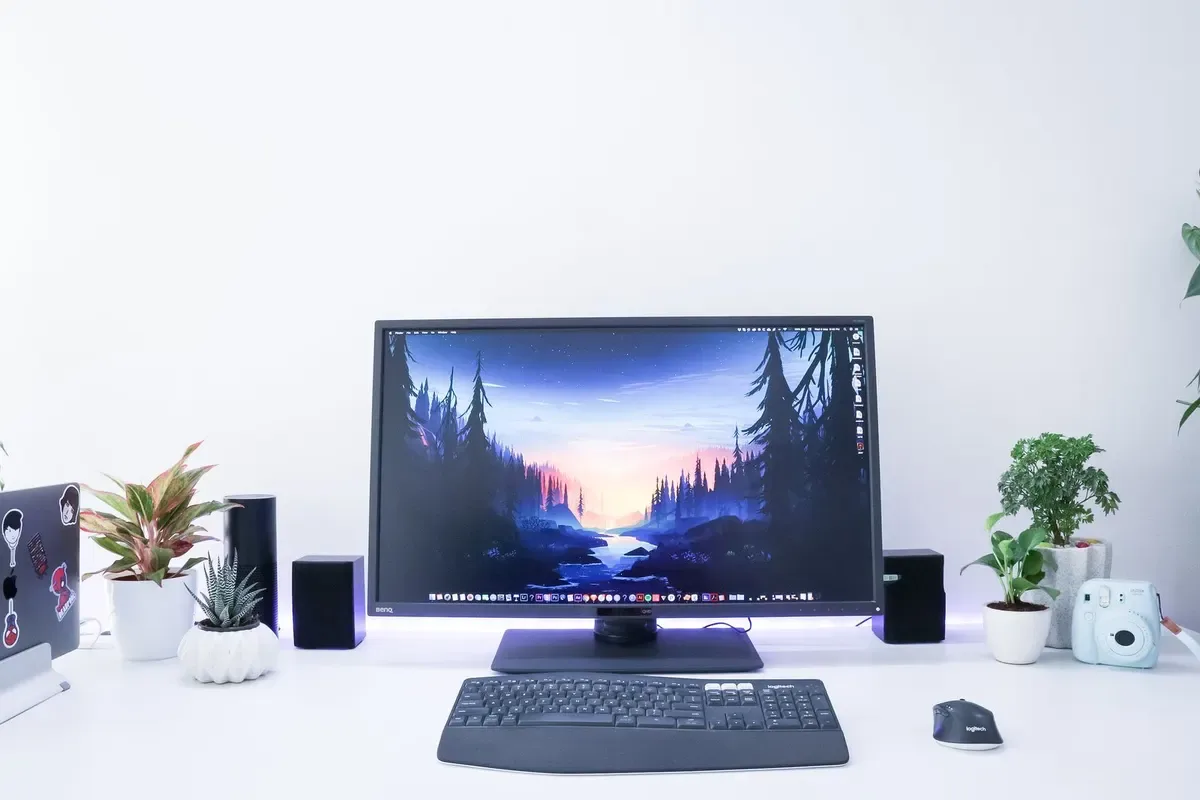 Office desktop set with 22-inch monitor, photo 1 of 3 (sample photo)