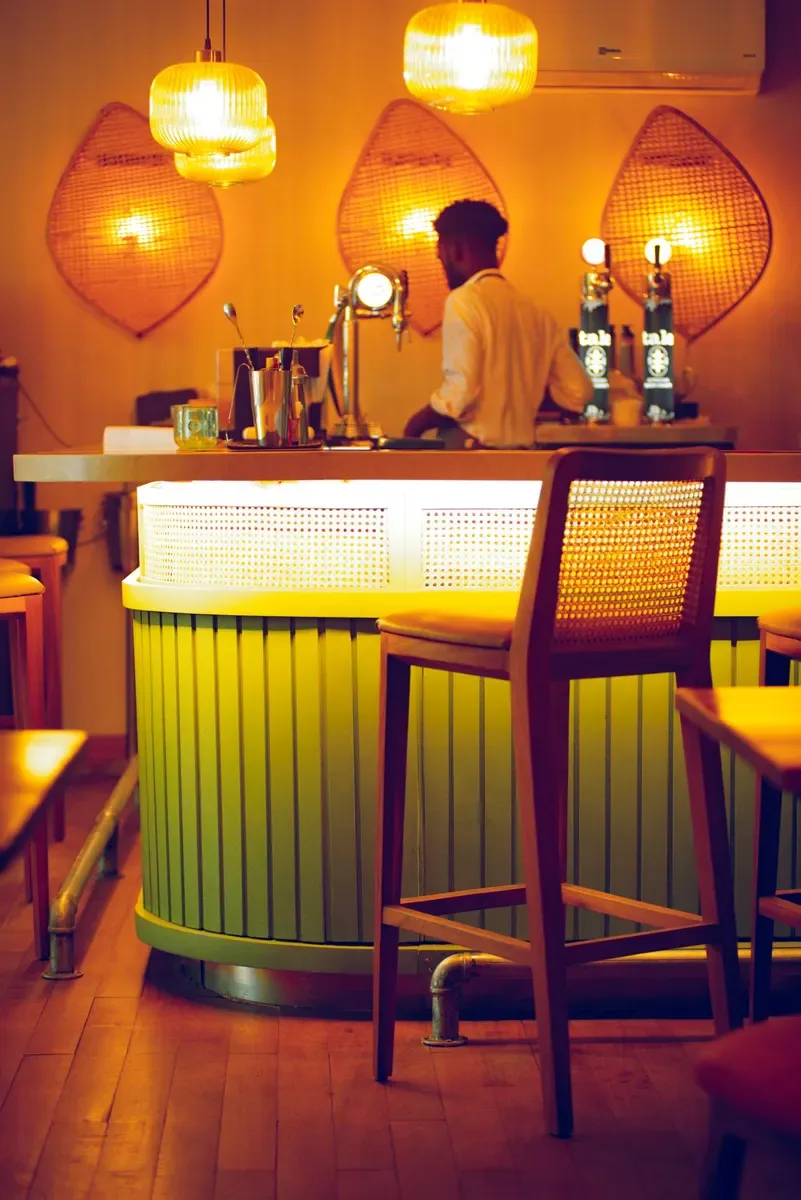 The bar and counter seating (sample photo)