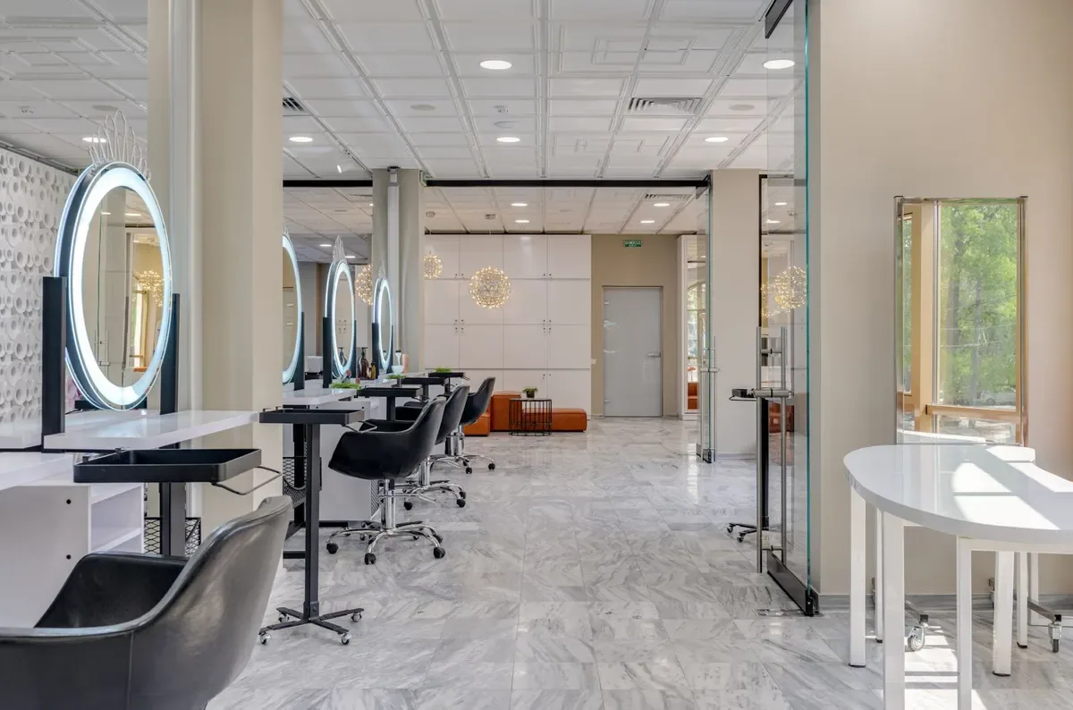 The styling floor with lit mirrors (sample photo)
