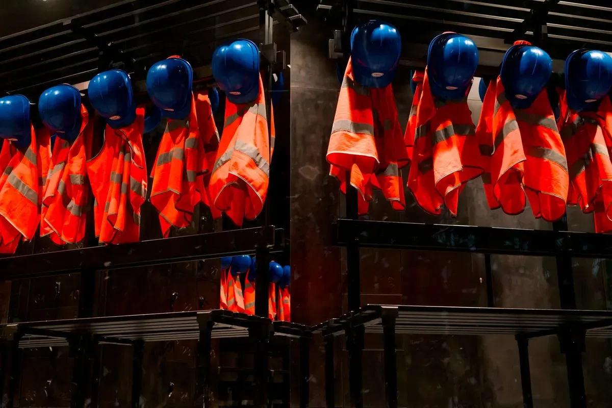 Reflector vest and safety helmet set, photo 1 of 3 (sample photo)